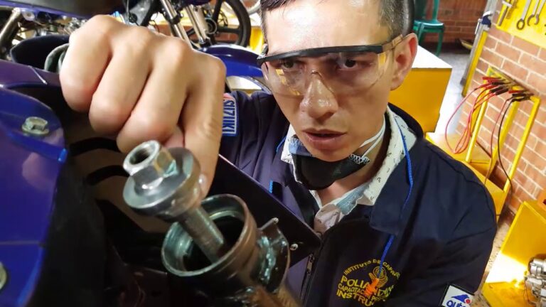 Mejora tu Seguridad en Motocicleta: Equipamiento Esencial y Consejos de Direcci&oacute;n